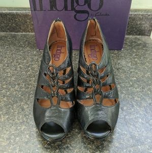 Indigo by Clark heels black leather size 7